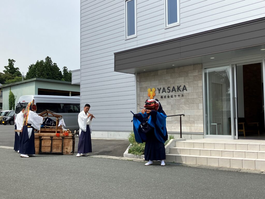 「旅する獅子」ヤサカ本社にて舞を披露いただきました
